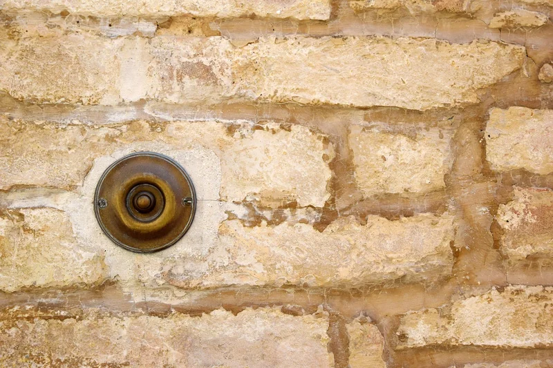 Comment réagir si vous trouvez des cailloux devant chez vous ?