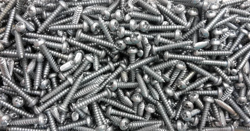 Que peut-on coller sur du crépi extérieur (et que faut-il visser) ?