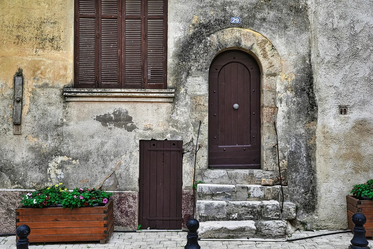 Comment fermer un escalier pour garder la chaleur : 7 solutions efficaces en 2026